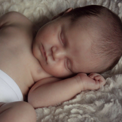 Cómo tapar a un bebé recién nacido para dormir